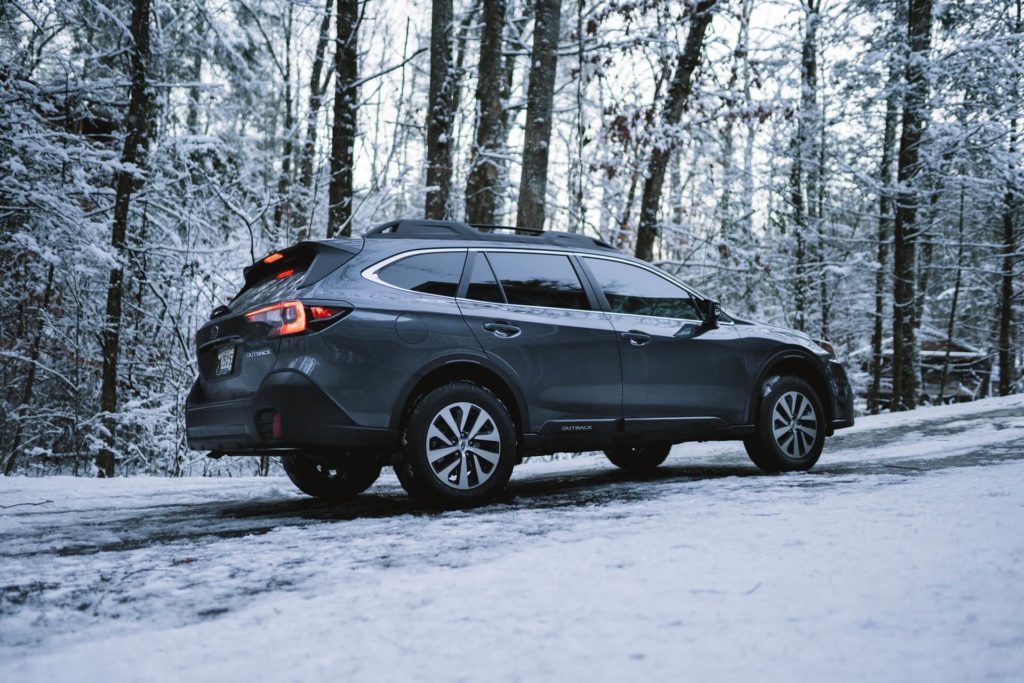 Subaru Outback winter road 2022